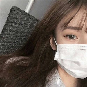 乌无人机投弹砸中俄士兵头盔被弹开