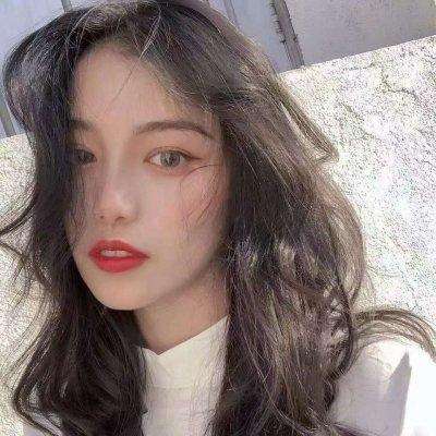 男子骑行时遇老人翻车倒地上前关心